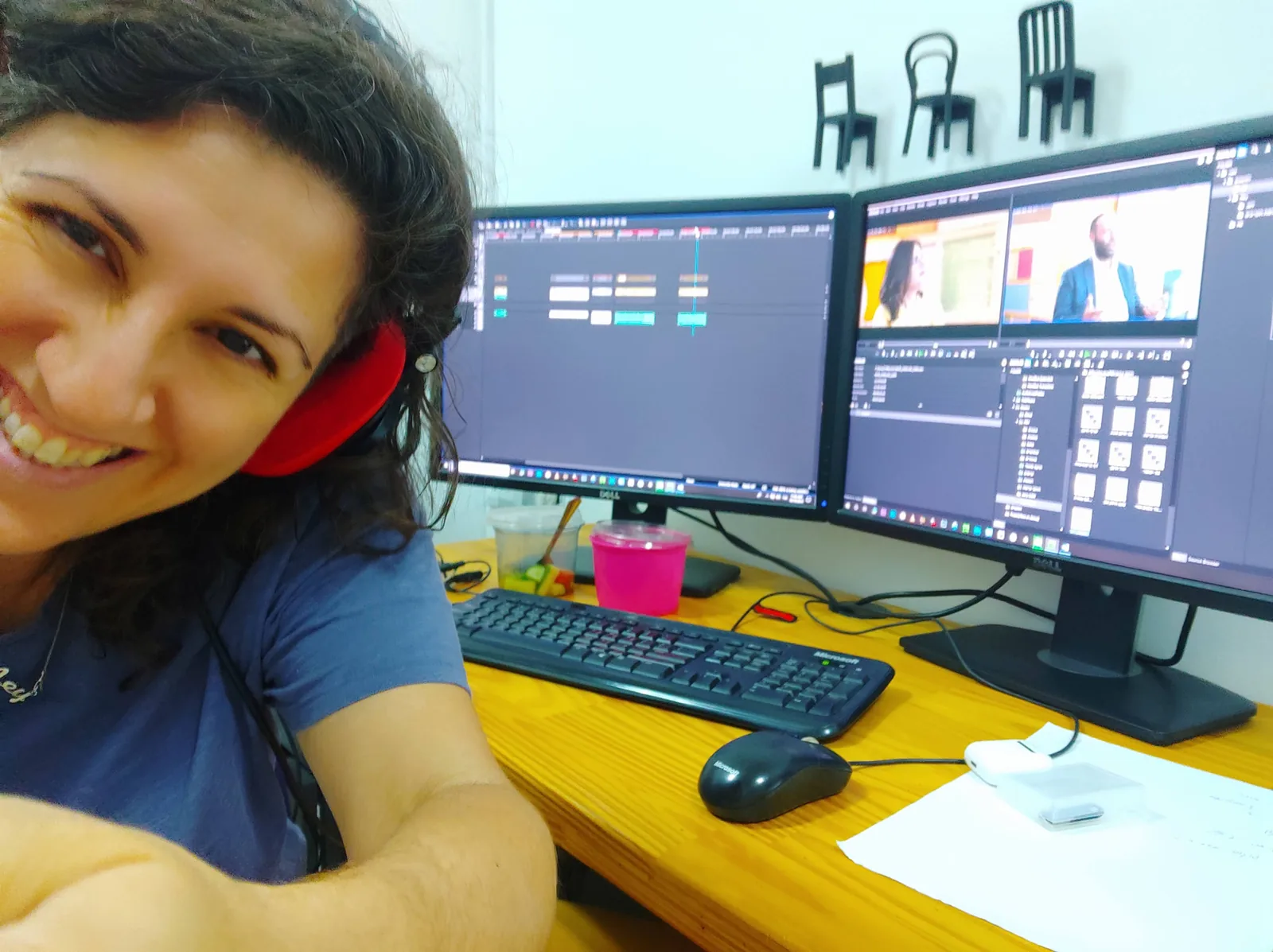מיי מיי סגל באוזניות ליד שולחן עריכה, על המסכים חומר גלם וציר עריכה