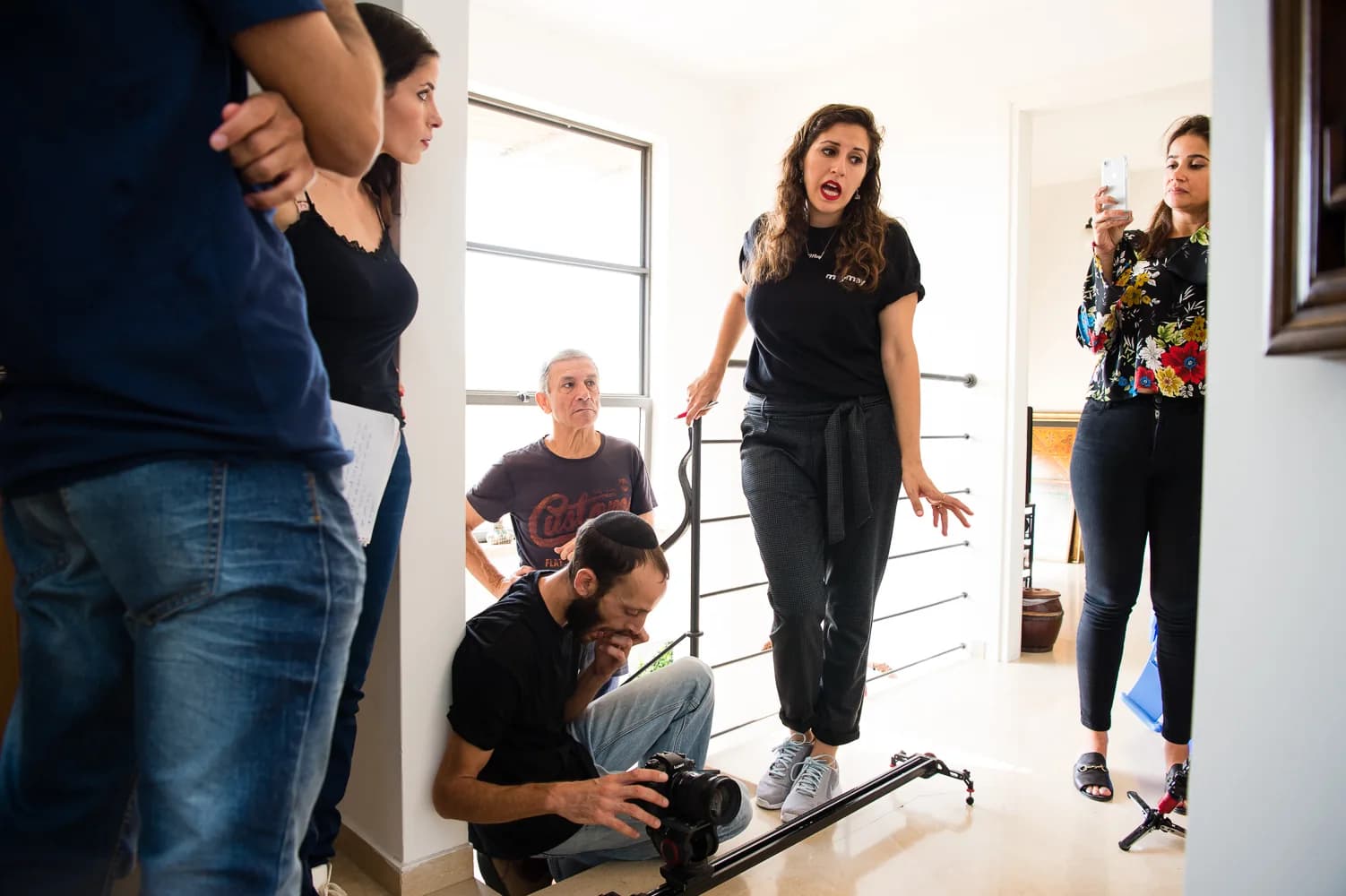 מיי מיי סגל וצוות צילום מתעדים ראיון בבית