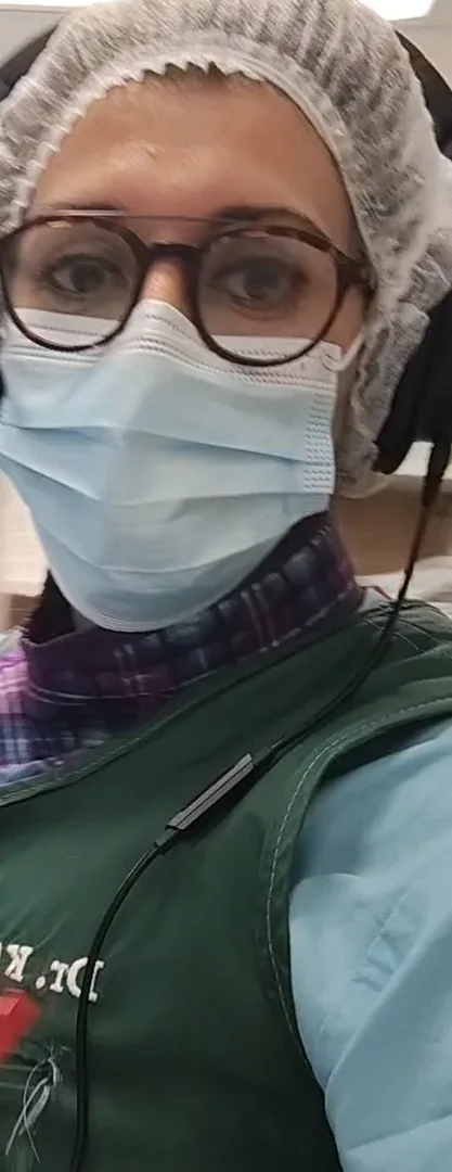 מיי מיי סגל בכובע סטרילי, מסכה, אוזניות וסינר עופרת