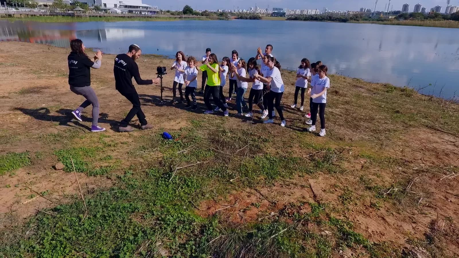 נערות רוקדות לצד האגם בצילומי קליפ בת מצווה