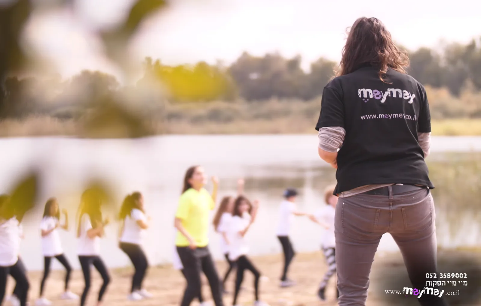 מיי מיי סגל מביימת קבוצת נערות בצילומי קליפ בת מצווה בטבע